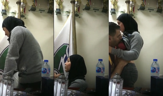 Nữ Nhân Viên Quán Ăn Yêu Cầu Làm Tình Với Áo Choàng Hồi Giáo Ngực To